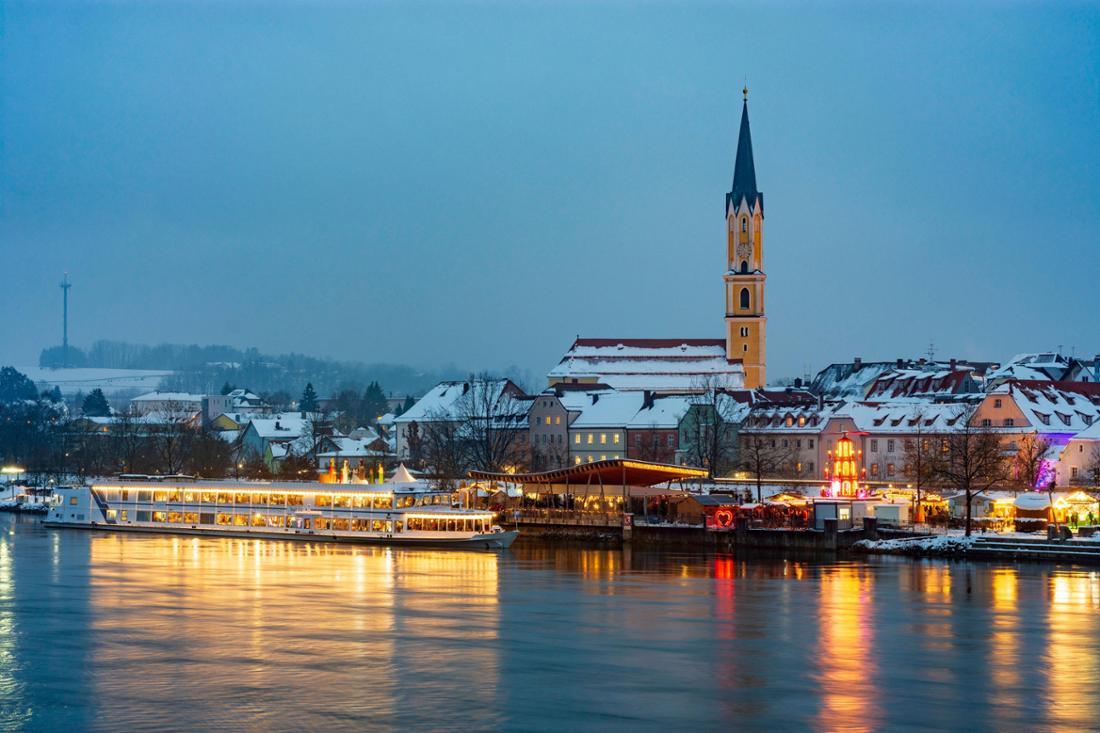 Der schwimmende Christkindlmarkt in Vilshofen an der Donau ist in Bayern einzigartig.