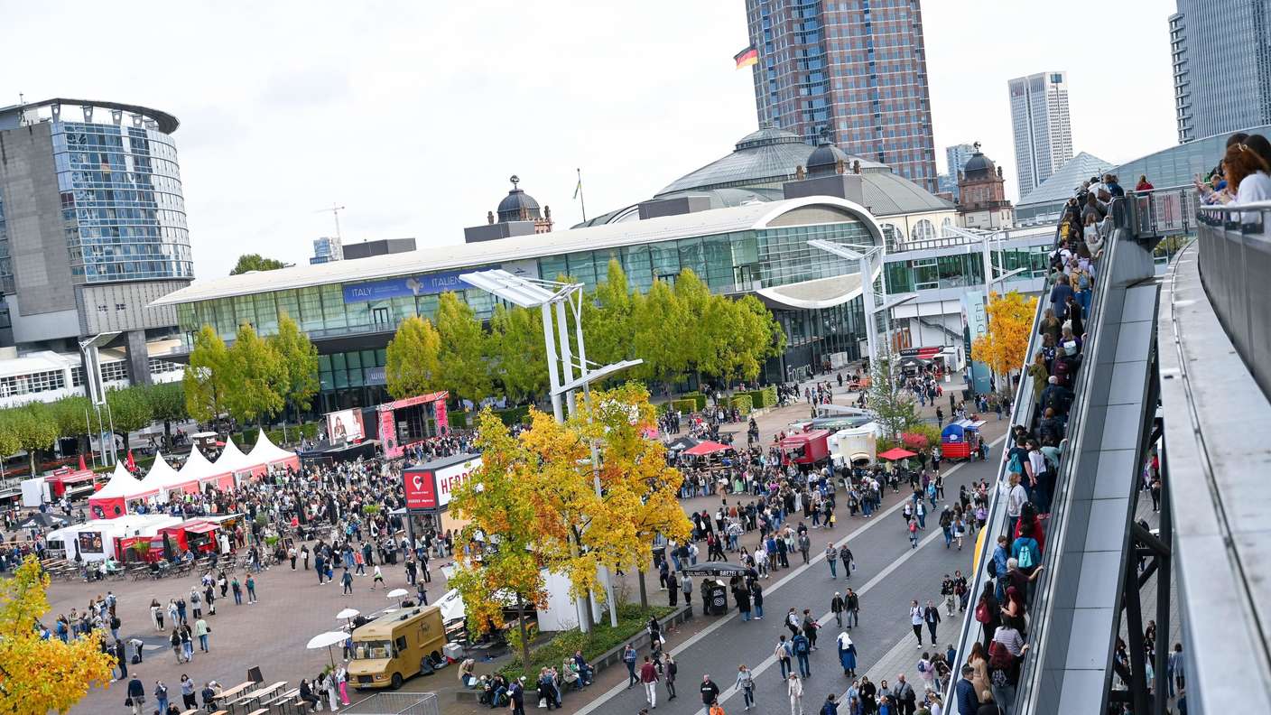 Massen von Besucher:innnen in den Hallen und vor den Signier-Zelten auf der Frankfurter Buchmesse