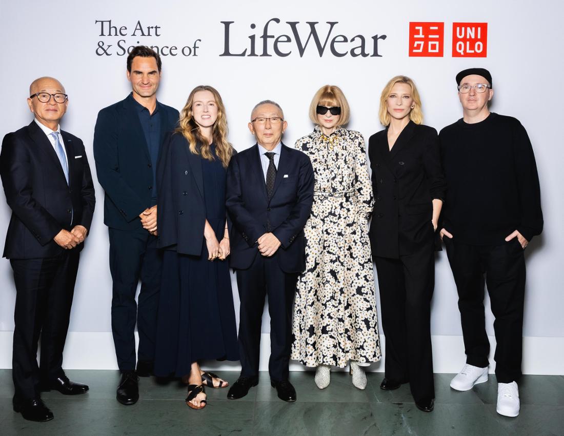 Uniqlo-Gründer Tadashi Yanai (Mitte) mit Mitsuo Ohya (Toray), Tennisstar Roger Federer, Kreativ-Direktorin Clare Waight Keller, Ex-Vogue-Chefredakteurin Anna Wintour, Hollywoodstar Cate Blanchett und Künstler Kaws (v. li.) bei einer Veranstaltung im Moma in New York.
