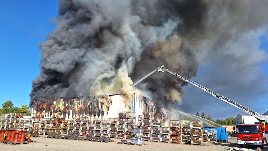 Löscharbeiten beim Großbrand der Firma Siebenhaar in Hofgeismar im September 2023. 