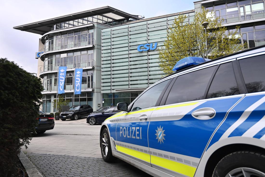 Polizeiauto vor der Parteizentrale der CSU in München