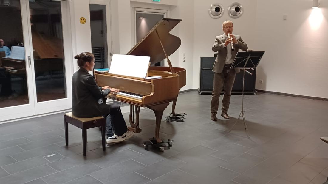 Miriam Kaduk am Flügel und Felix Reeh mit der Oboe sorgten für eine musikalische Vorführung des neuen Instruments.