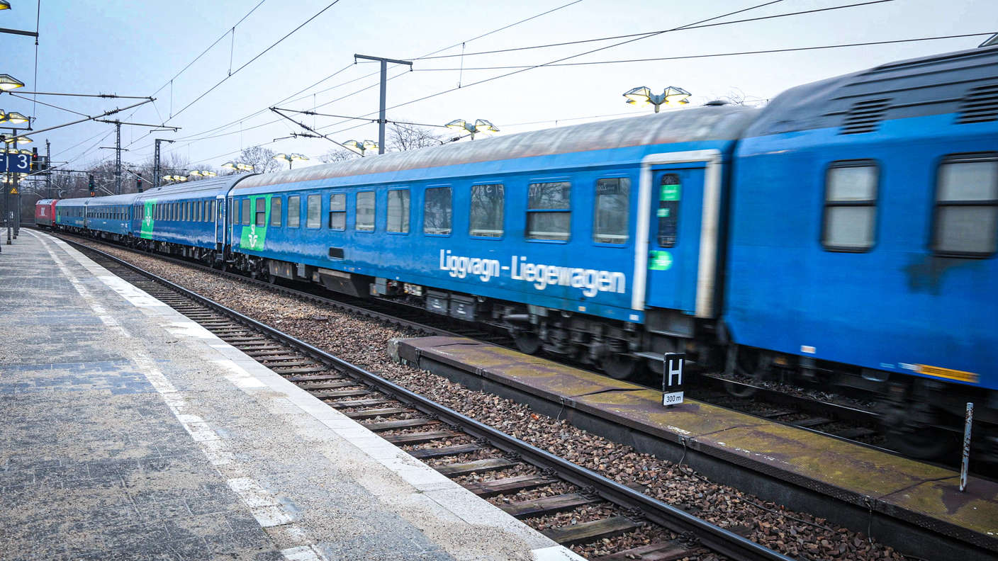Der Nachtreisezug EuroNight EN345 Stockholm - Berlin im Bahnhof Berlin Zoologischer Garten.