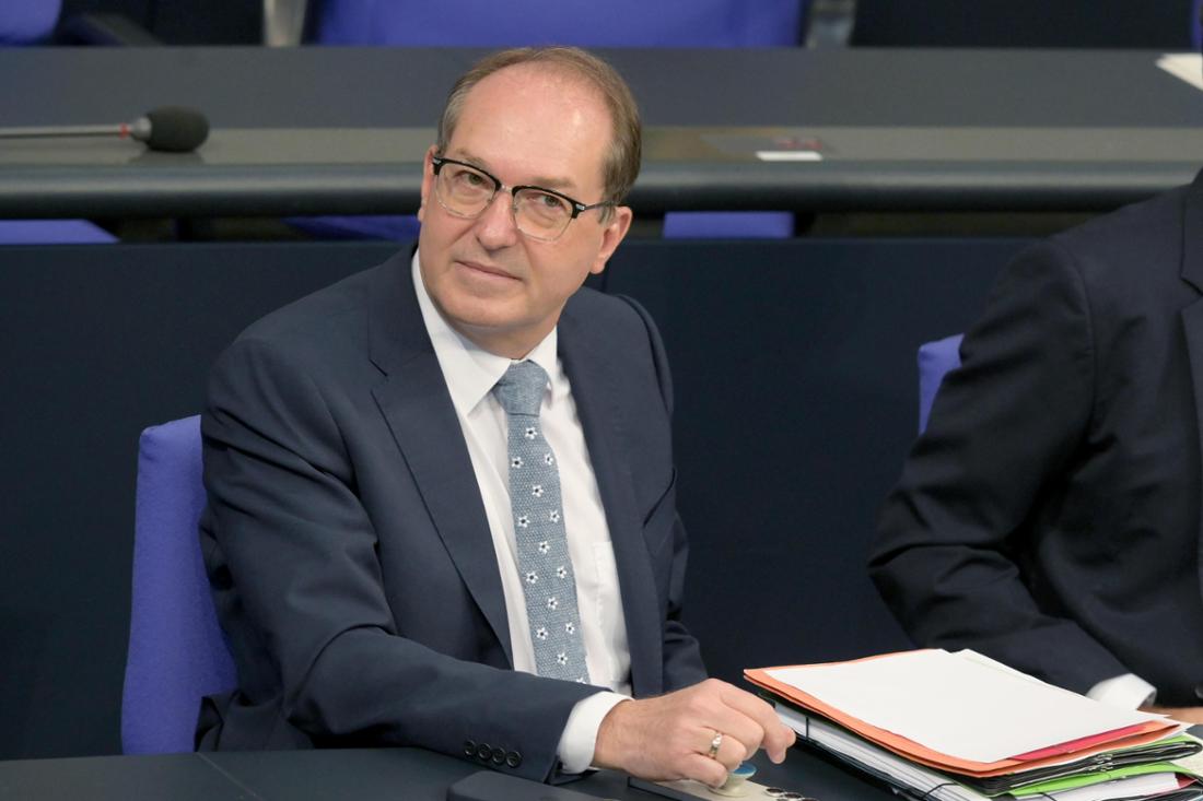 Alexander Dobrindt (CSU), Bundesinnenminister, sitzt während der Debatte im Bundestag. 
