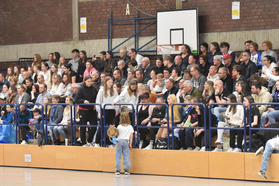 Volle Halle beim Bezirksliga-Derby zwischen TS Evingsen und HSG Lüdenscheid