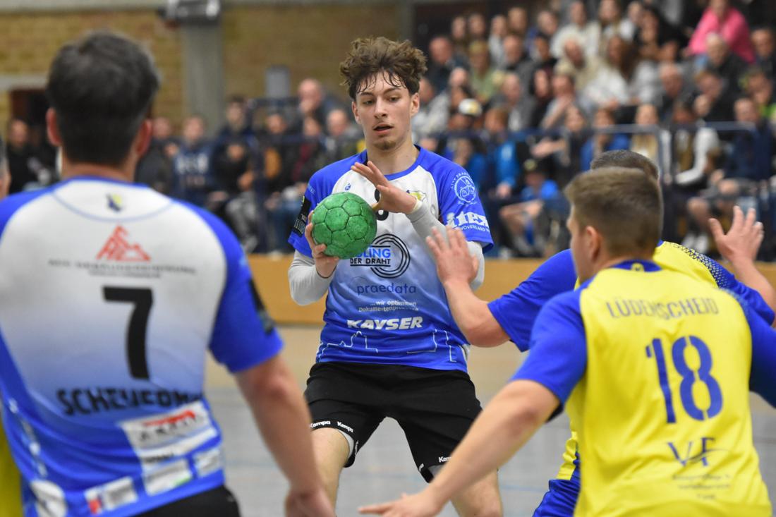 Volle Halle beim Bezirksliga-Derby zwischen TS Evingsen und HSG Lüdenscheid