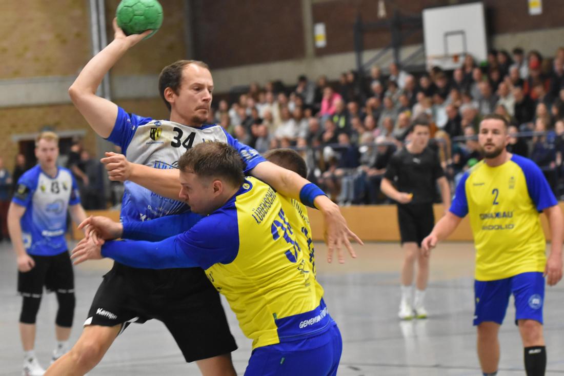 Volle Halle beim Bezirksliga-Derby zwischen TS Evingsen und HSG Lüdenscheid