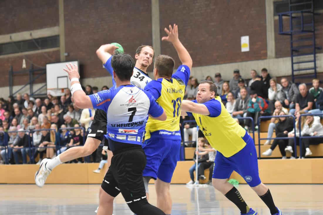 Volle Halle beim Bezirksliga-Derby zwischen TS Evingsen und HSG Lüdenscheid