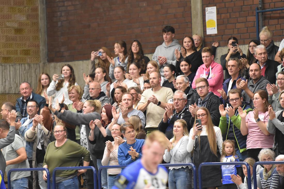 Volle Halle beim Bezirksliga-Derby zwischen TS Evingsen und HSG Lüdenscheid