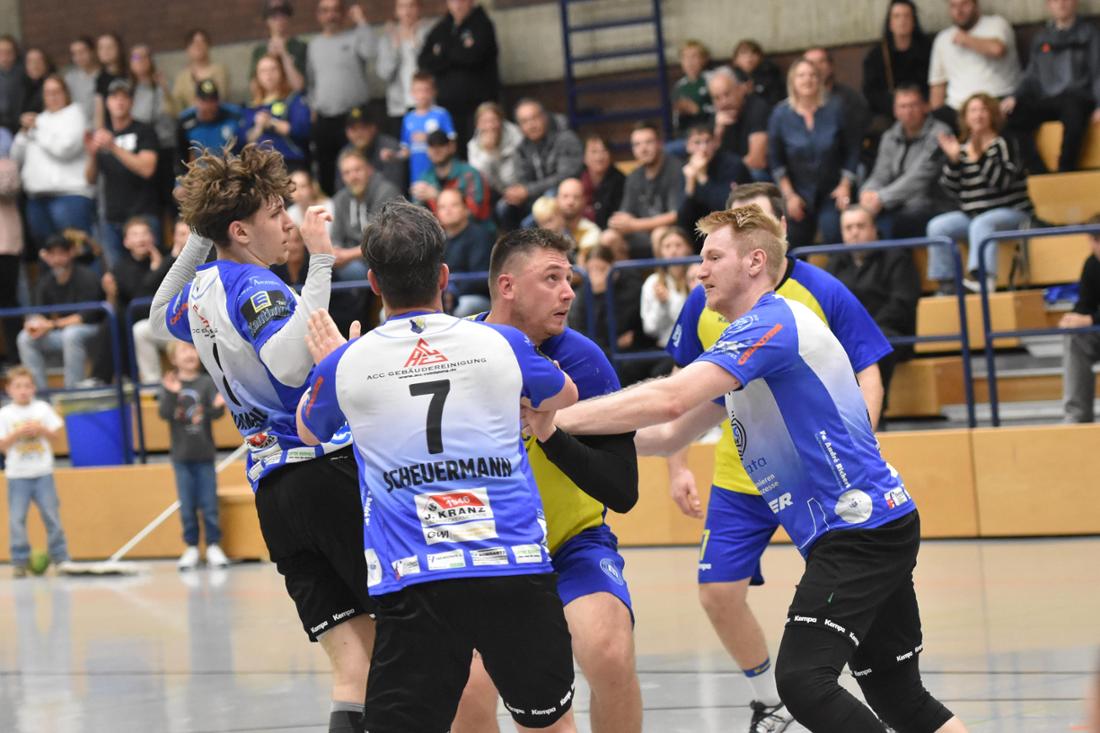 Volle Halle beim Bezirksliga-Derby zwischen TS Evingsen und HSG Lüdenscheid