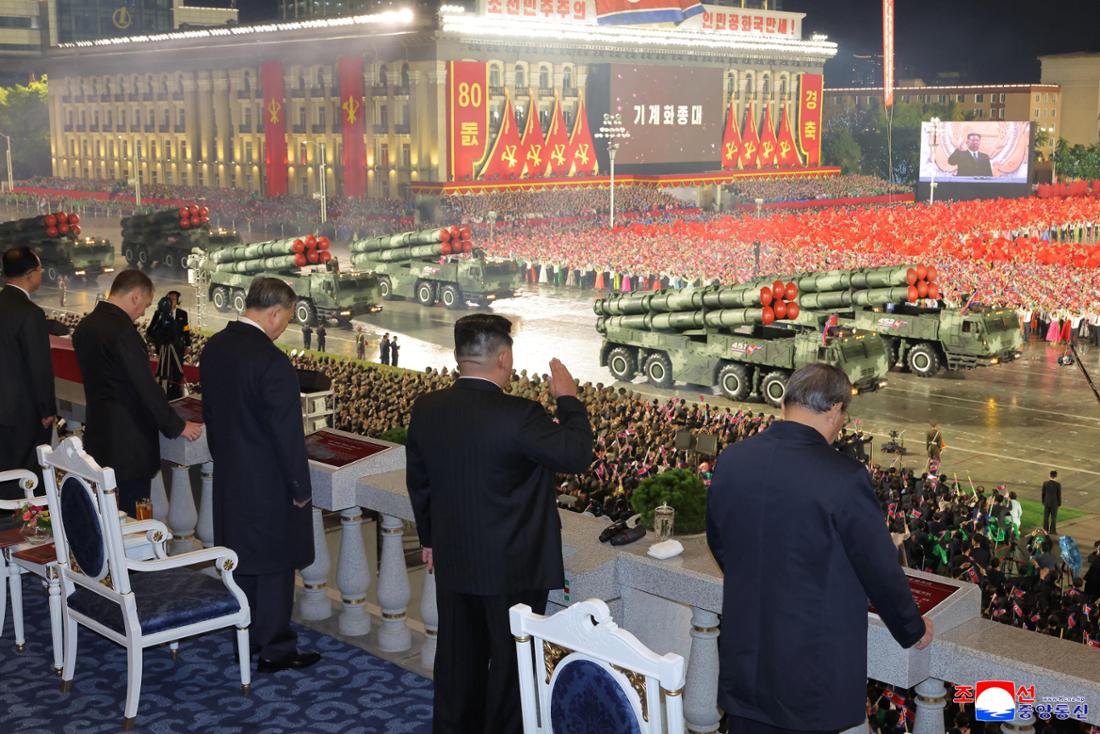 Hohe Parteifunktionäre Nordkoreas, Chinas, Russlands und Vietnams betrachten eine Militärparade in Nordkorea