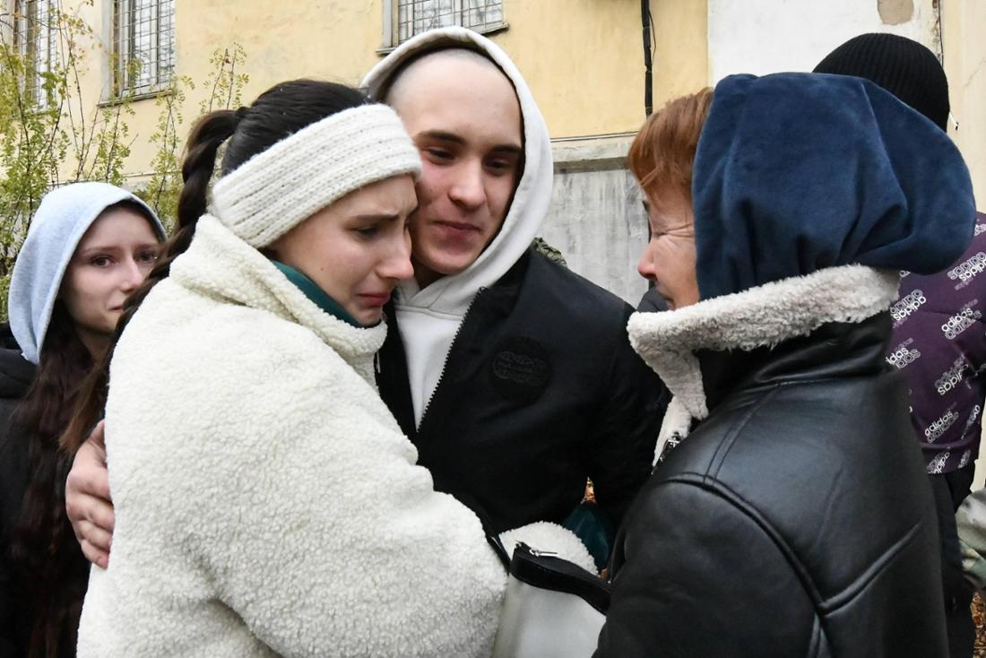 13. Oktober 2025: Ein russischer Rekrut wird bei seiner Einberufung von Freunden und Familie verabschiedet.