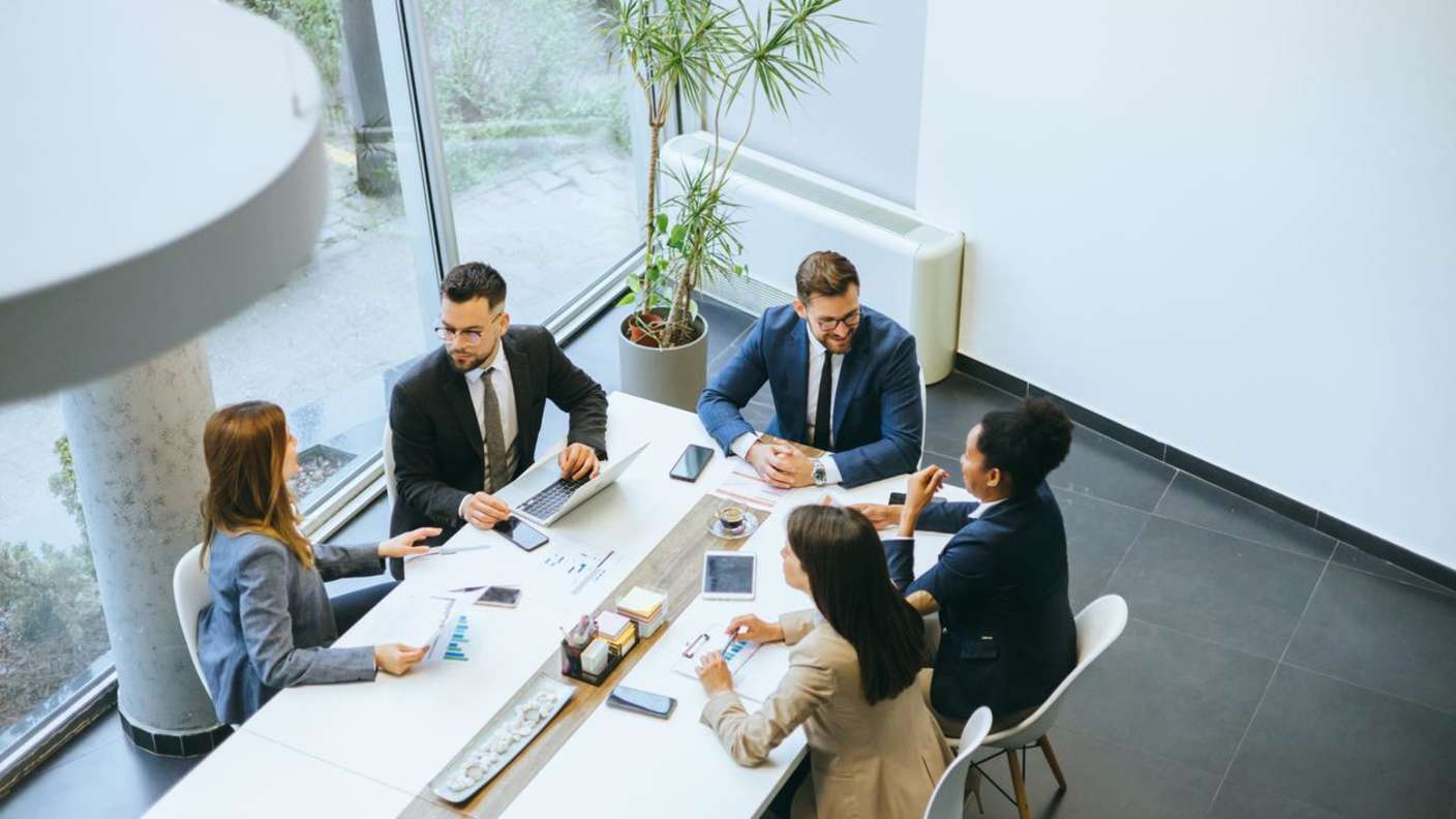 Gemeinsam an einem Tisch nach einer Lösung suchen: Bei der Wirtschaftsmediation wird mit speziell ausgebildeten Mediator:innen eine einvernehmliche Lösung erarbeitet.