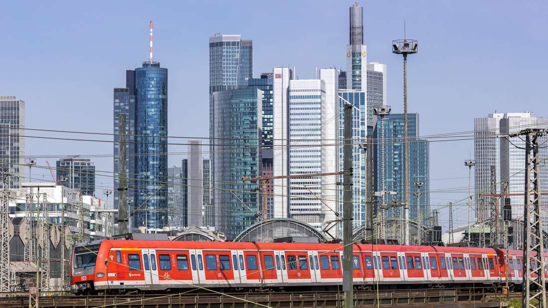 Zug der S-Bahn Rhein-Main der Deutsche Bahn DB Regio bei der Ausfahrt aus dem Frankfurter Hauptbahnhof in Frankfurt, Deutschland