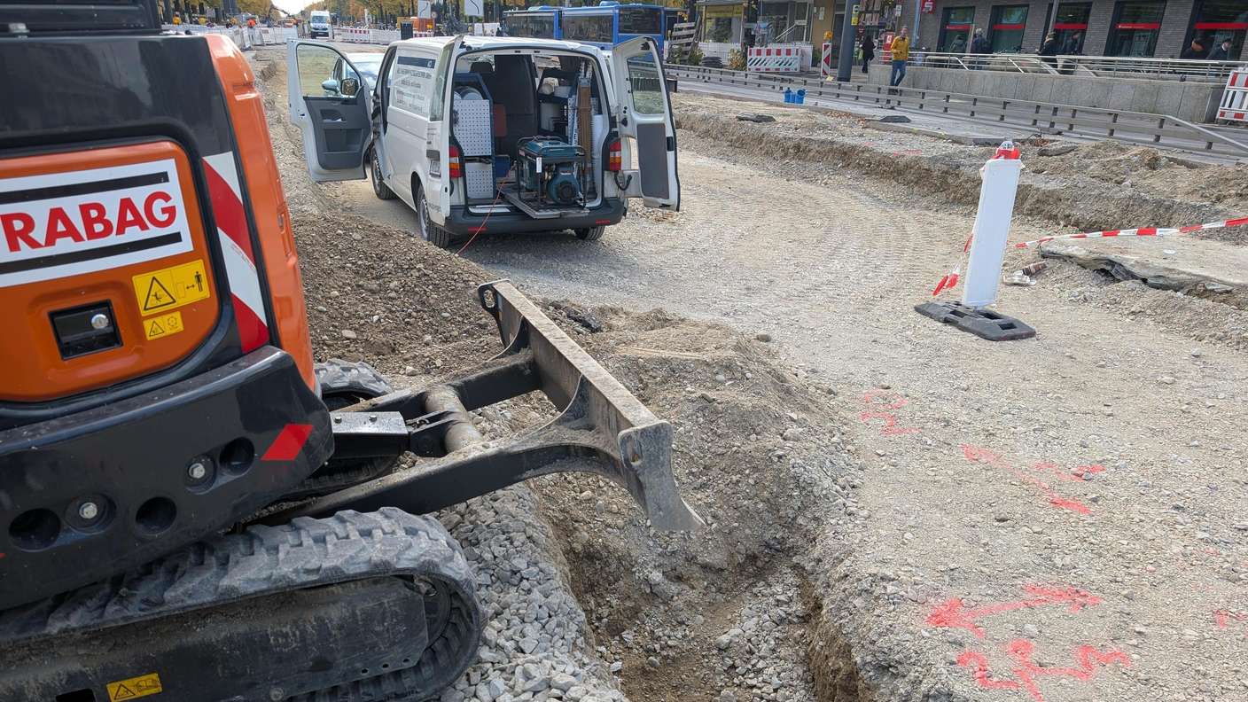 Straße nach Fund von Hohlräumen unter Fahrbahn gesperrt