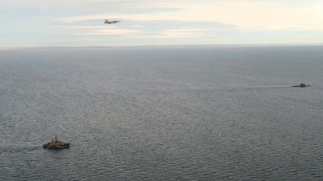 Ein schwedischer Kampfjet und ein Marineschiff verfolgen ein russisches U-Boot.