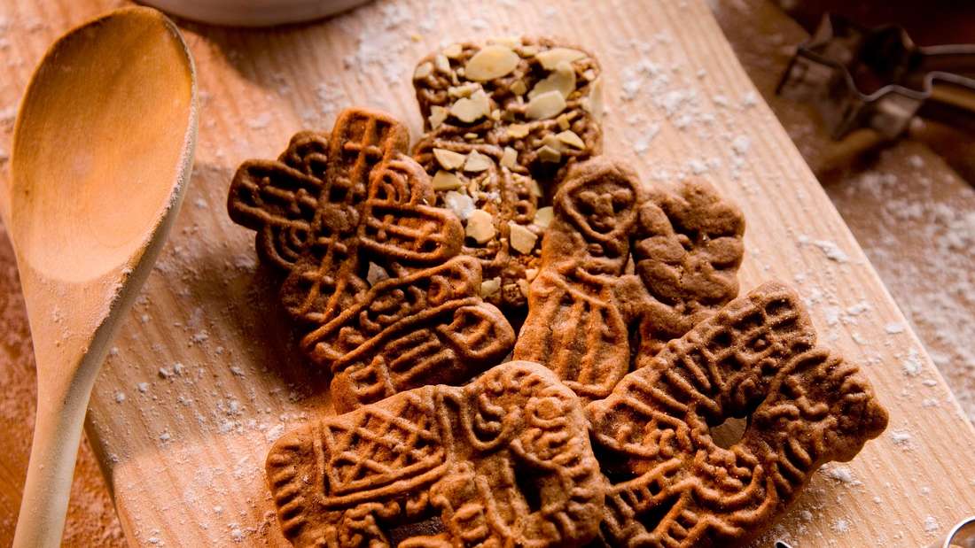 Spekulatius dunkel auf Holzbrett, backen