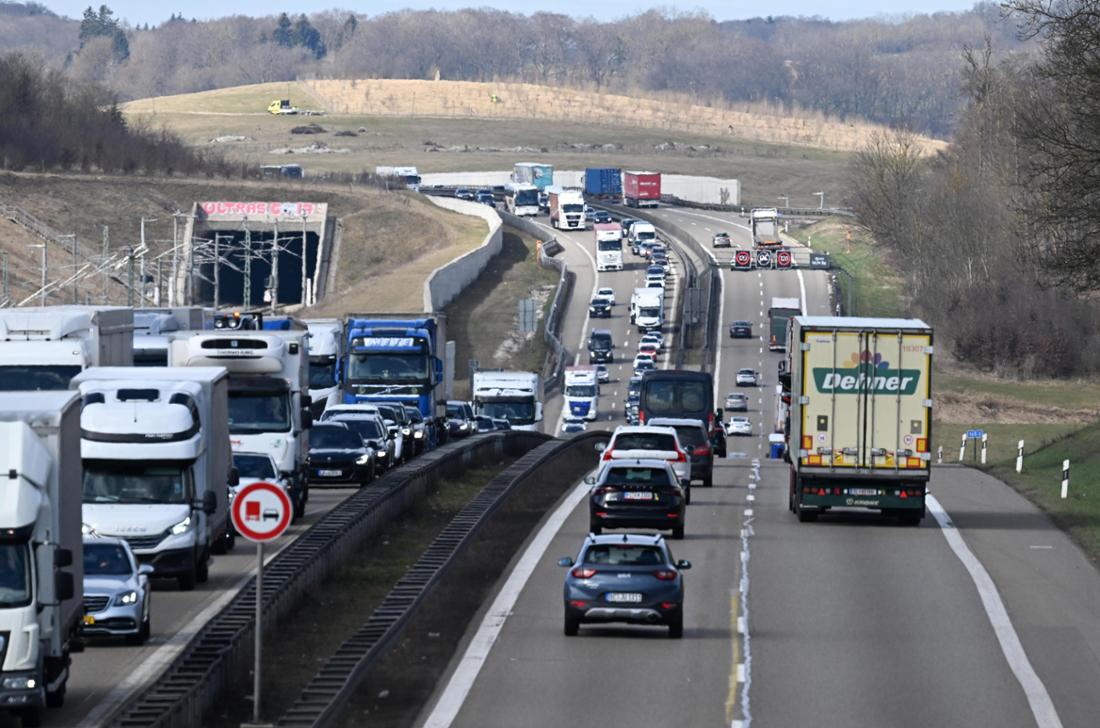 Autos und Lkws fahren auf der A8 bei Merklingen.
