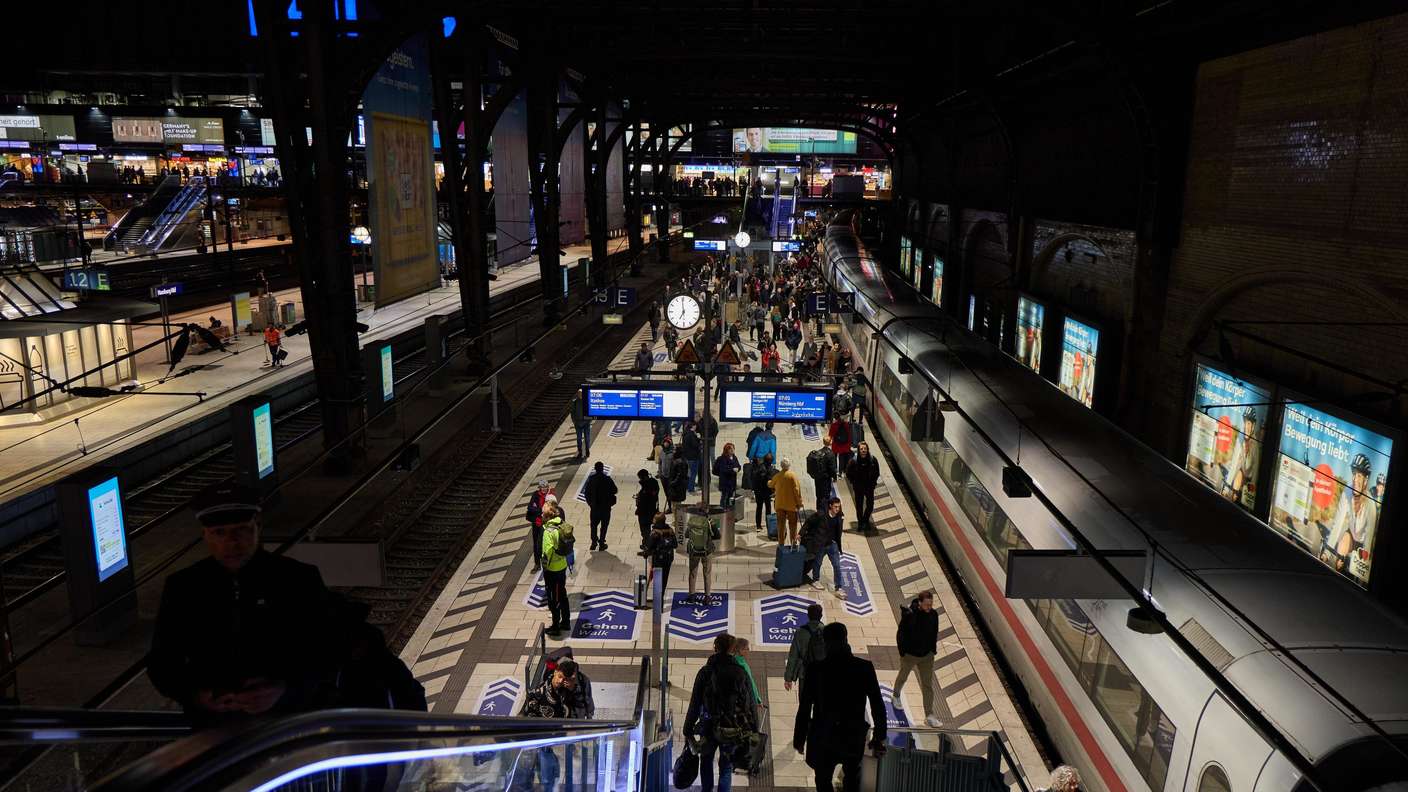 Blick auf den Bahnsteig an den Gleisen 13 und 14 im Hauptbahnhof Hamburg.