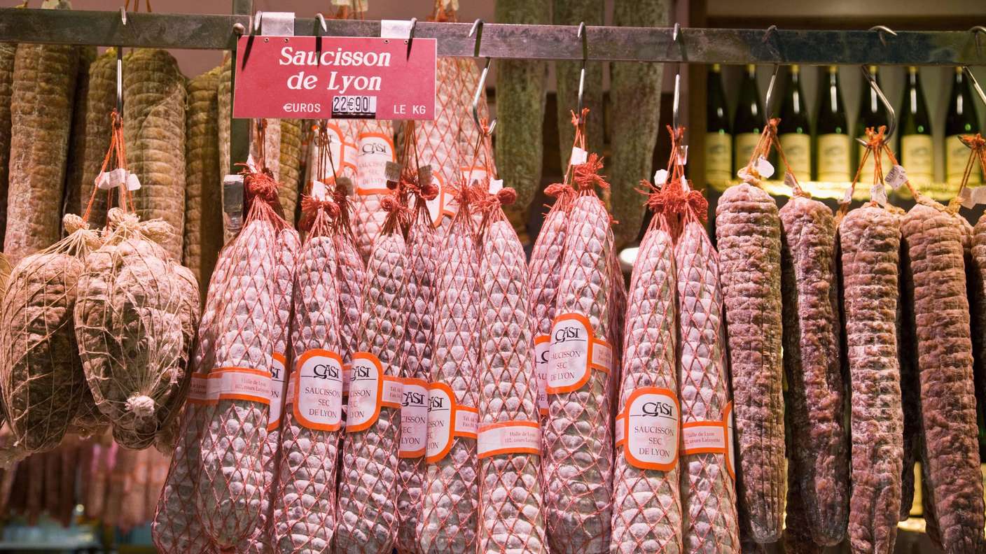 Verschiedene Wurst- und Fleischwaren im Aushang