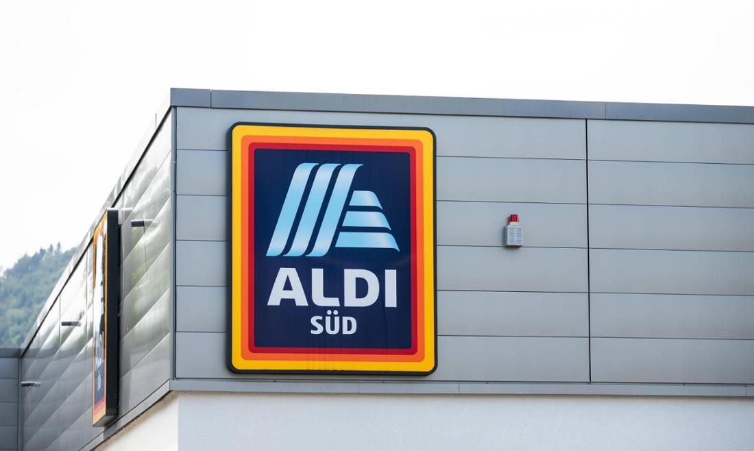Das Logo des Discounter Aldi Süd ist vor einer Aldi-Filiale zu sehen. 
