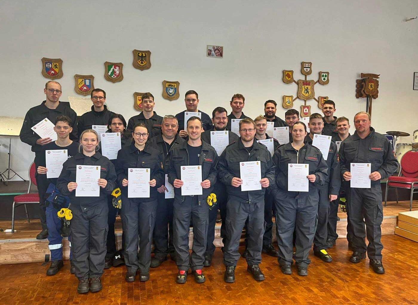 21 junge Feuerwehranwärter für den Ernstfall gerüstet