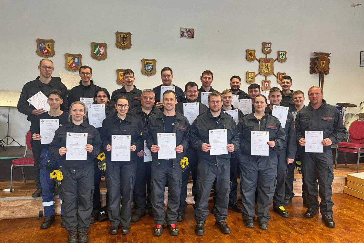 21 Feuerwehr-Auszubildende haben ihre Grundausbildung Modul 1 & 2 bestanden. Foto: Feuerwehr Eschweiler - 