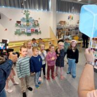 Die Vorschulkinder die BKJ-Kindertagesstätte „Wiesenzauber“ hatten sehr viel Spaß beim „Programmieren mit dem Elefanten“ in der Stadtbücherei. Foto: Stadt Eschweiler/Michael Grobusch