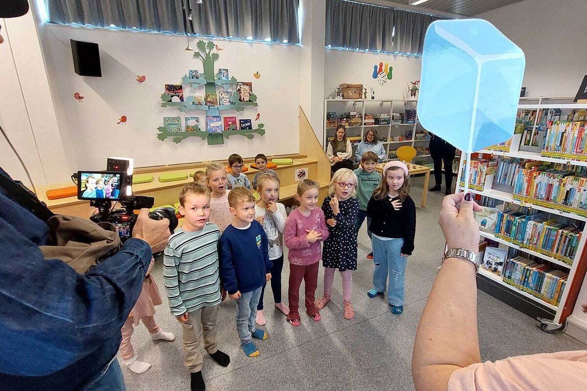 Die Vorschulkinder die BKJ-Kindertagesstätte „Wiesenzauber“ hatten sehr viel Spaß beim „Programmieren mit dem Elefanten“ in der Stadtbücherei. Foto: Stadt Eschweiler/Michael Grobusch -  Die Vorschulkinder die BKJ-Kindertagesstätte „Wiesenzauber“ hatten sehr viel Spaß beim „Programmieren mit dem Elefanten“ in der Stadtbücherei. Foto: Stadt Eschweiler/Michael Grobusch -
