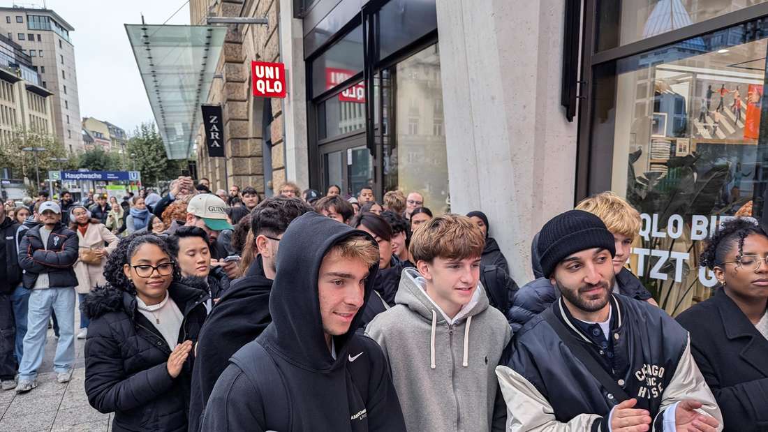 Die gehypte Modemarke „Uniqlo“ aus Japan eröffnet ihren ersten Laden in Frankfurt – mitsamt japanischer Trommelkunst. Der Andrang ist riesig.