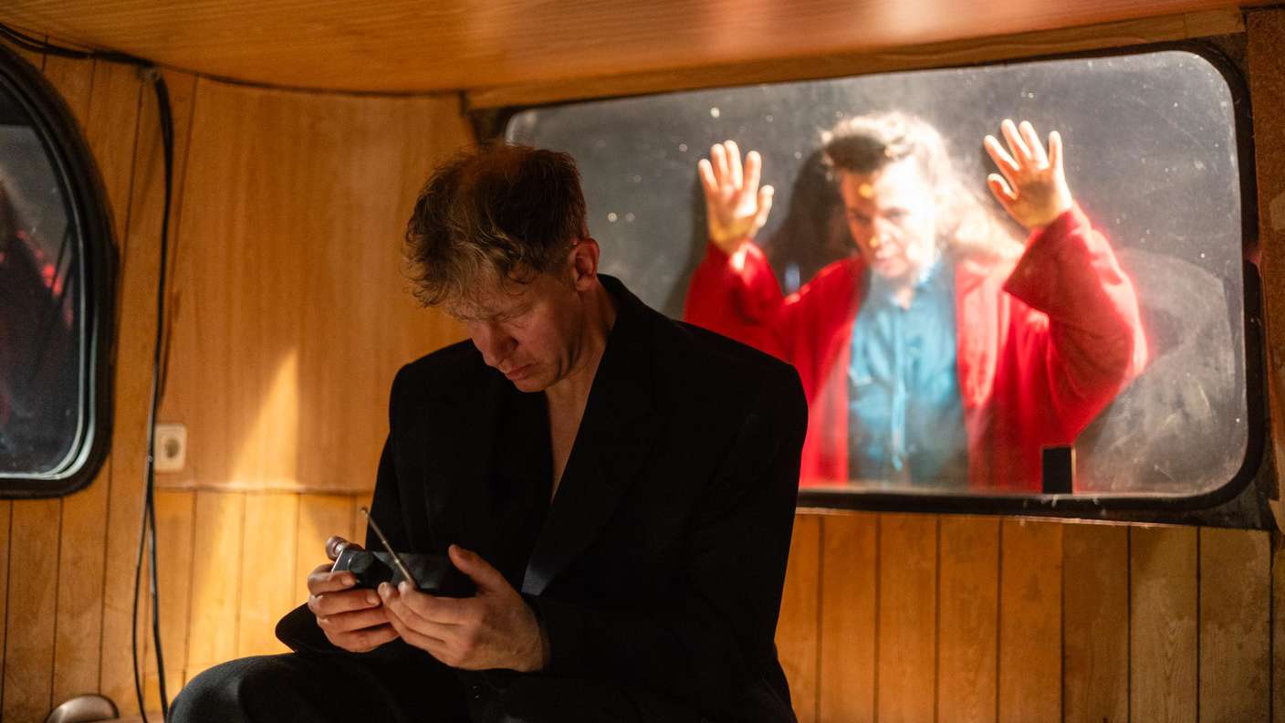 Jakob Gail als Robert L. und Anna Staab als Marguerite Duras in einem alten Bus in „Der Schmerz“. 