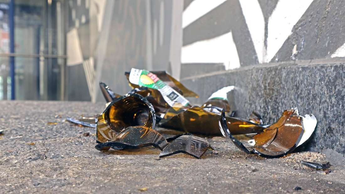 Bei einem Polizeieinsatz in Frankfurt verliert eine Hundehalterin die Kontrolle. Sie geht mit Glasscherben auf Polizisten zu und verletzt eine Beamtin am Kopf. (Symbolbild)