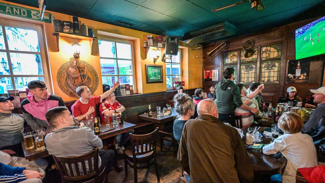 Frankfurt am Main, 19.10.2025, Stadtteil Bornheim, Bergerstrasse. Heute geht es für Liverpool noch mal gegen Manchester, am Mittwoch steht dann das große Spiel gegen die Eintracht an. Wir schauen das Spiel im Pub in Bornheim mit Liverpool-Fans. (c) FOTO: Rainer Rüffer (Rueffer)