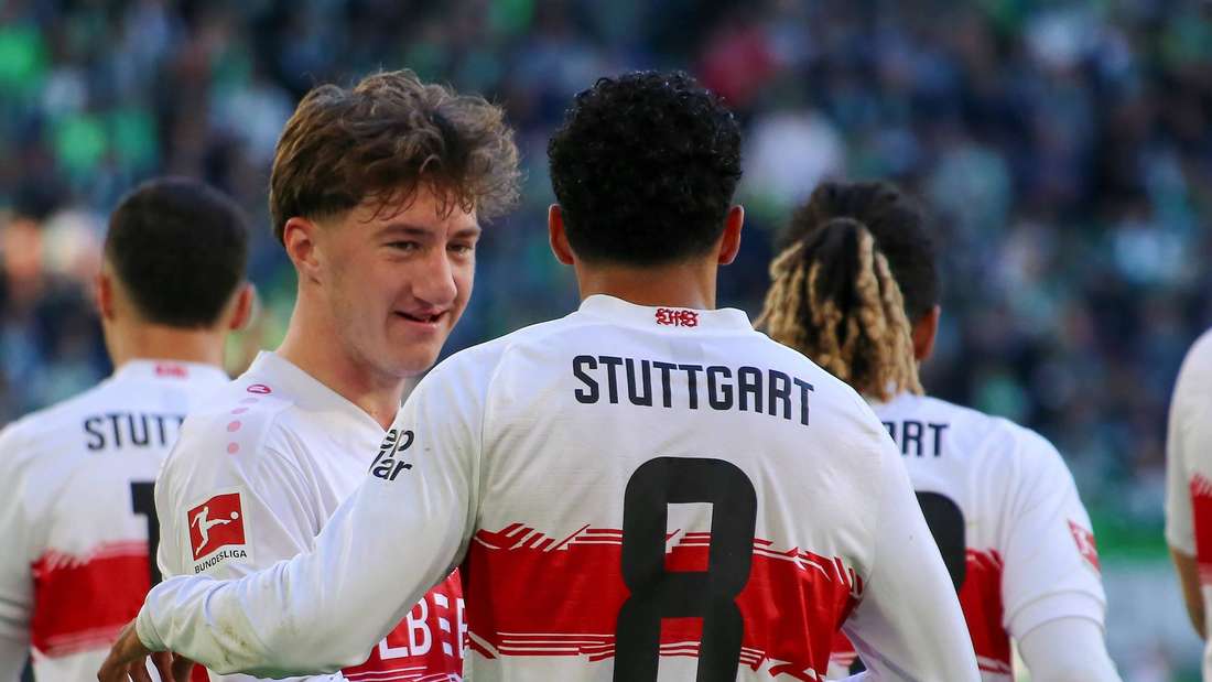 Tiago Tomás gratuliert seinem Mannschaftskollegen Angelo Stiller zu dessen Tor im Bundesliga-Spiel des VfB Stuttgart beim VfL Wolfsburg. 