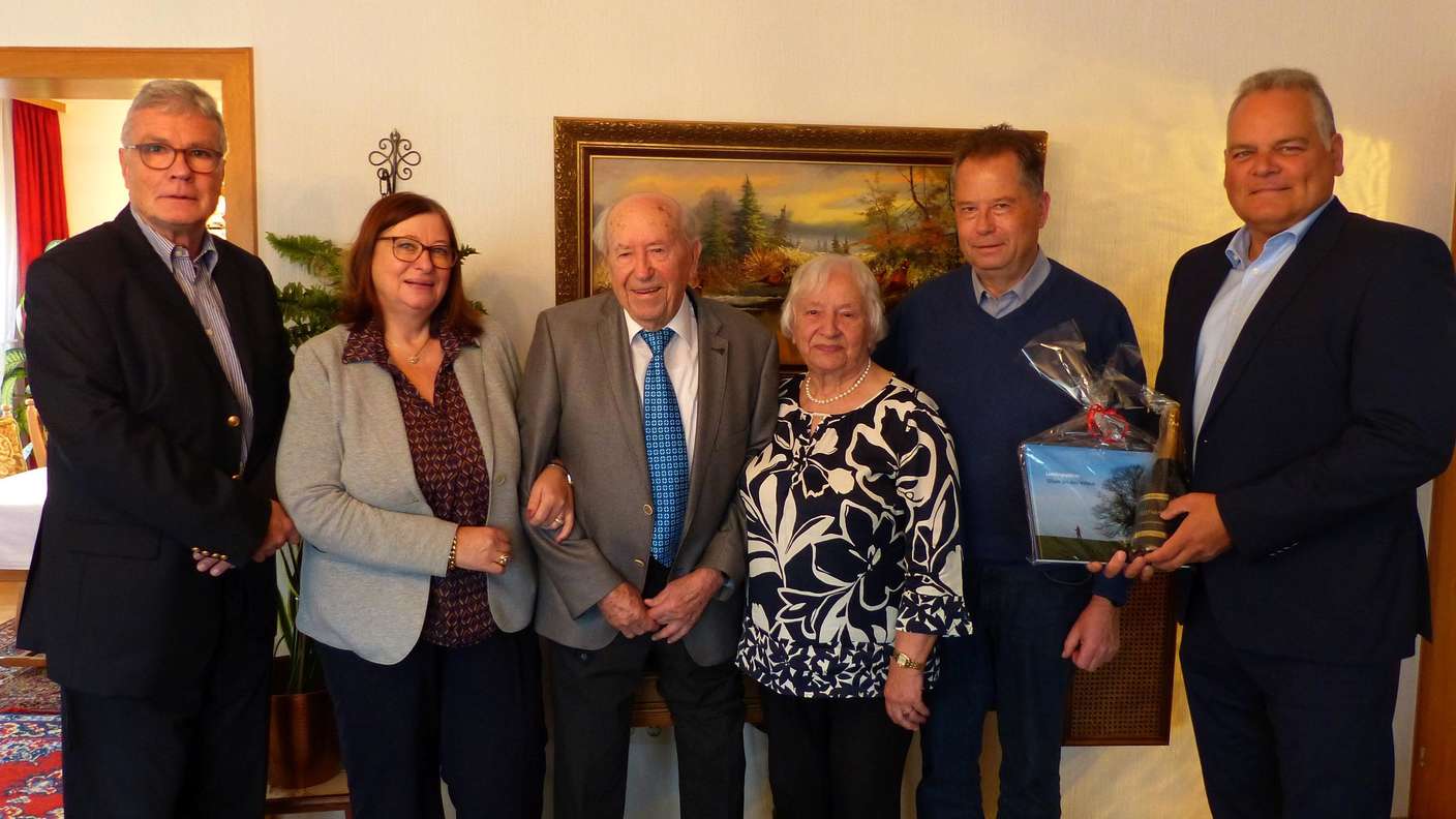 Kein Kiersper ist älter: Heinz-Rudolf Braunschweig (3. von links) feierte am Montag seinen 102. Geburtstag. Mit dem Rekordjubilar freuen sich (von links) Schwiegersohn Manfred, Tochter Renate, Lebensgefährtin Helga Gerhold, Sohn Klaus-Peter und Bürgermeister Olaf Stelse. - Foto: Rieder