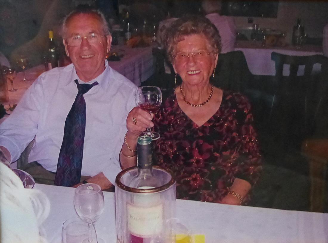 Von 2004 stammt dieses Bild, das Heinz-Rudolf Braunschweig mit seiner vor zehn Jahren verstorbenen Ehefrau Erni zeigt, mit der er stolze 62 Jahre verheiratet war. - Foto: Braunschweig
