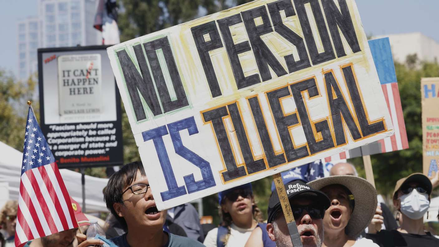 ARCHIV - 04.07.2025, USA, Los Angeles: Demonstranten, die gegen die Politik von Präsident Donald Trump protestieren, hören den Rednern im Grad Park gegenüber dem Rathaus zu. (zu dpa: „Los Angeles ruft Notstand aus - Hilfe für Migranten“) Foto: Jill Connelly/FR172085 AP/dpa +++ dpa-Bildfunk +++