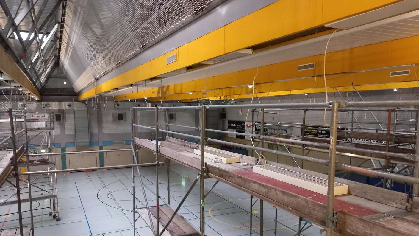 156 neue LED-Leuchten werden in der BGL-Turnhalle installiert. 