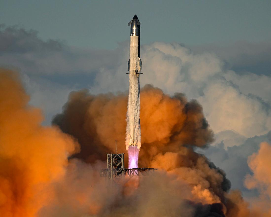 News Bilder des Tages The SpaceX Super Heavy Booster launches Starship on its eleventh test flight at 6:15 PM from Launch Complex 1 at Starbase, Texas on Monday October 13, 2025. PUBLICATIONxNOTxINxUSA STP20251013016 JOExMARINO