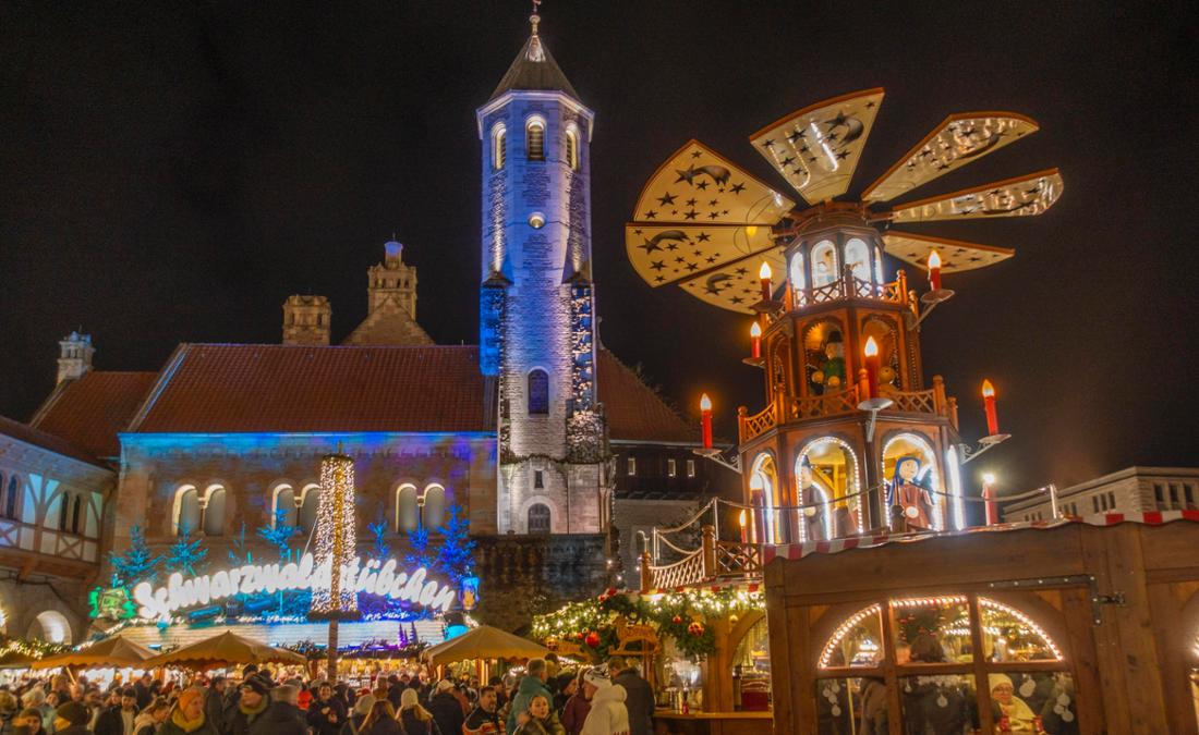 Große Weihnachtspyramide vor der Burg Dankwarderode auf dem Braunschweiger Weihnachtsmarkt