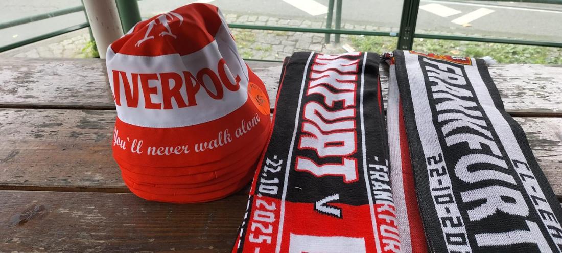 In Frankfurt werden am Morgen schon LFC-Fanartikel verkauft.