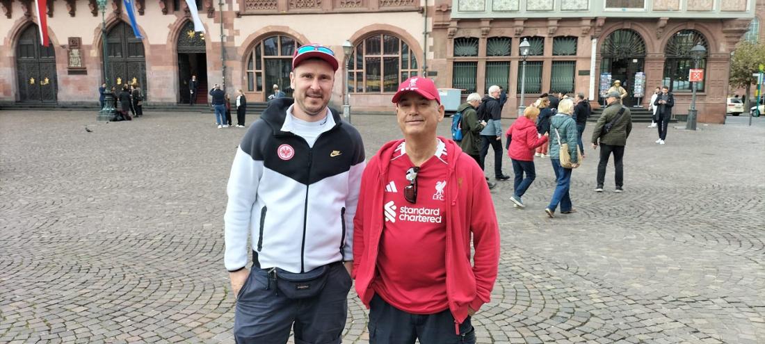 Eintracht-Fan Florian (links) und Liverpool-Anhänger Michael (rechts)