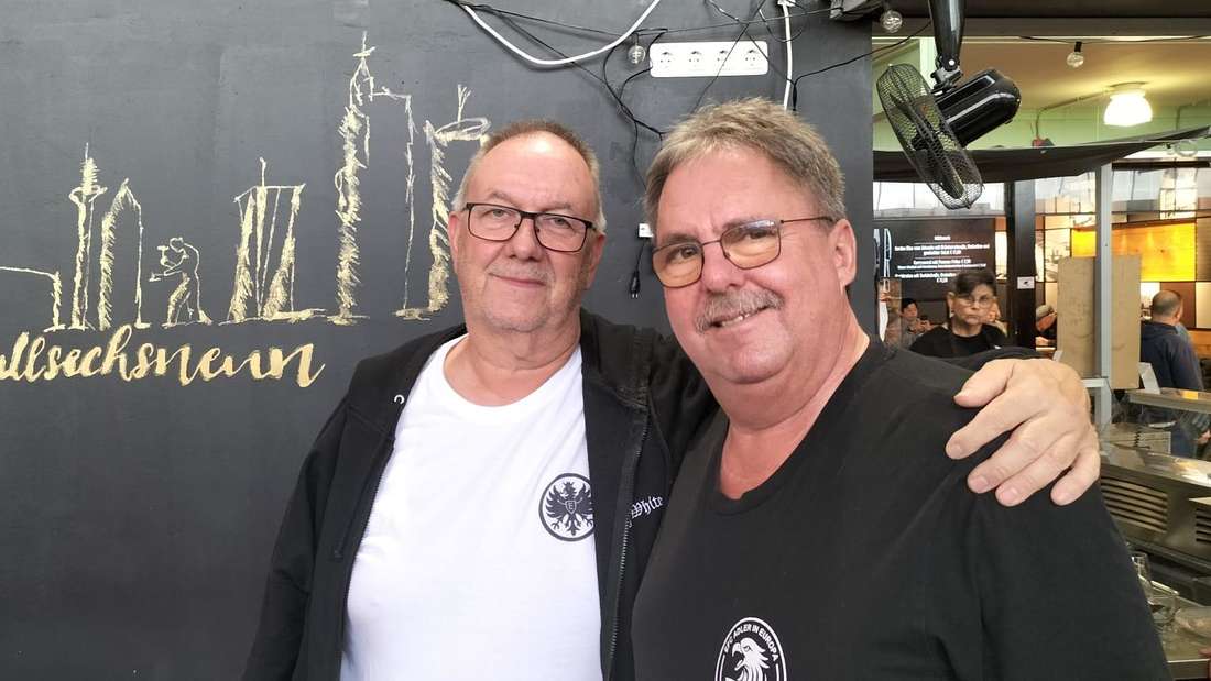 Die Eintracht-Fans Uwe und Peter warten noch auf Liverpool-Fans in großer Zahl.