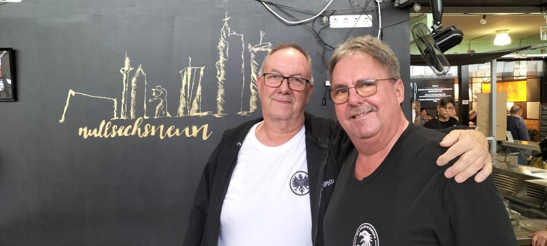 Die Eintracht-Fans Uwe und Peter warten noch auf Liverpool-Fans in großer Zahl.