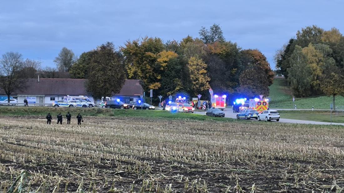 Blaulicht und viele Einsatzkräfte sind an der Kreuzung der B388 mit der Straße Am Altwasser zu sehen.