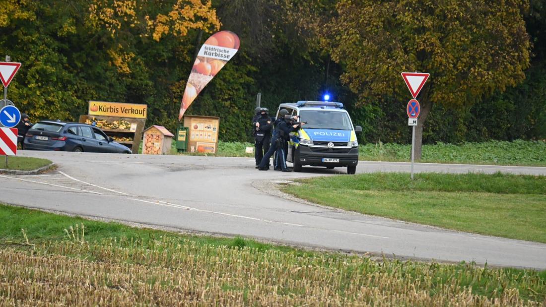 Mit der Maschinenpistole im Anschlag waren Polizisten im Einsatz.