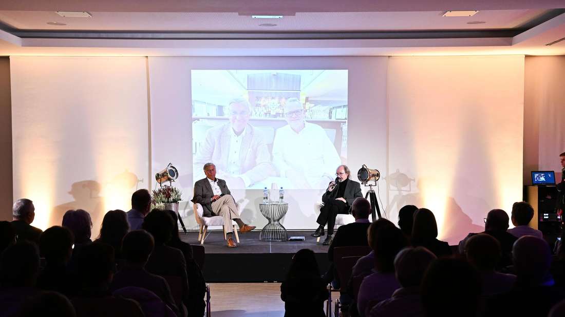 In einer Mischung aus Lesung und Talk präsentierten Wolfgang Bosbach und Hans-Jürgen van der Gieht, das Werk vor rund 100 Personen im Gemeindezentrum Neuhof. 