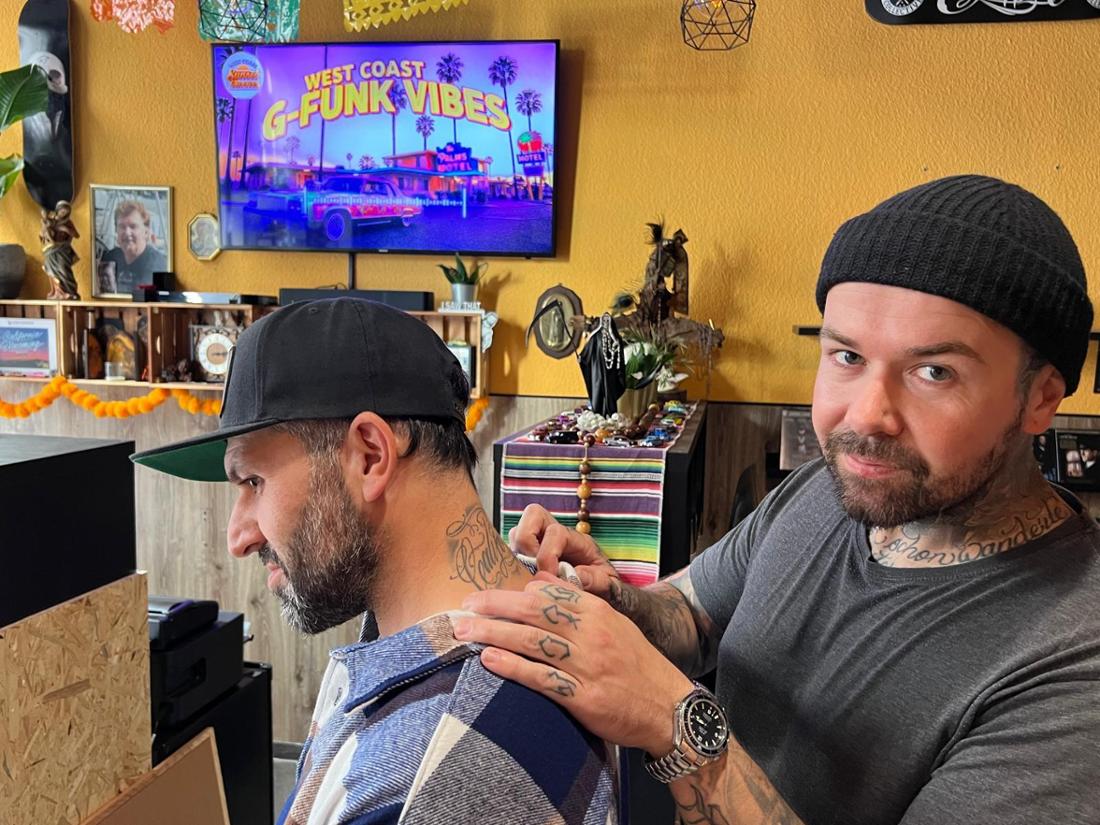 Bei Legacy Tattoo in der Altstadt ließ er sich ein Tattoo im Nacken stechen.