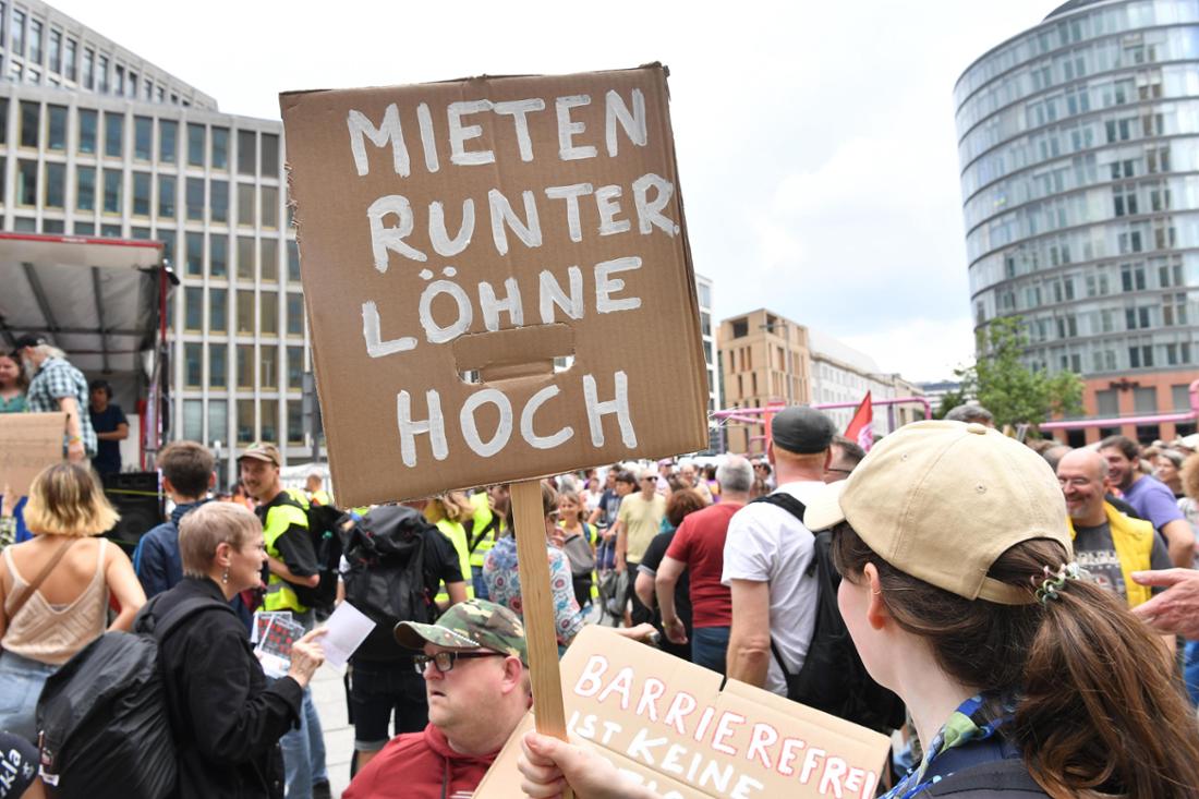 Protest gegen zu teures Wohnen: In Berlin demonstrieren tausende Menschen gegen Mieten-Wucher.