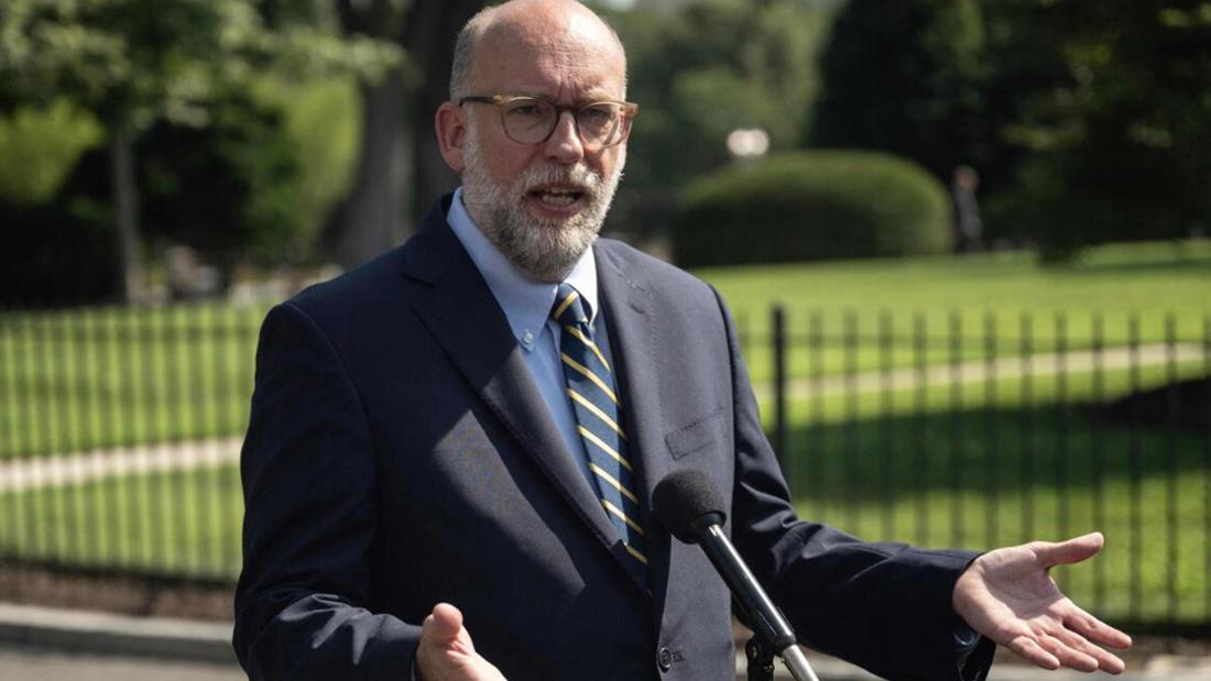 Russ Vought steht an Rednerpult und gestikuliert